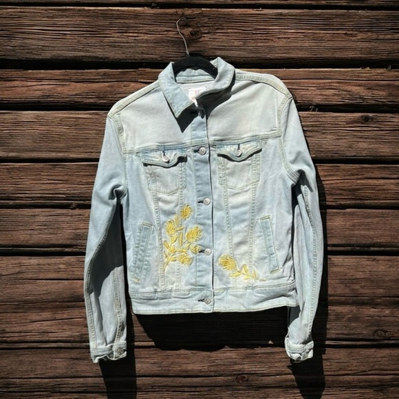 🌻LuLaRoe Bohemian Embroidered Floral Design Light Wash Jean Jacket Size Medium - Picture 3 of 9